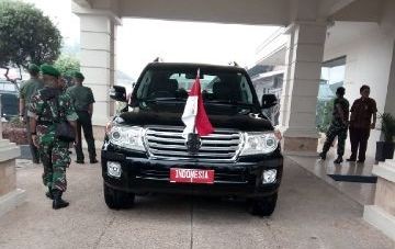 Mobil RI 1 sudah stand by di pelataran ruangan VIP Bandara STS Jambi